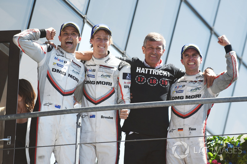 I vincitori assoluti #2 Porsche Team Porsche 919 Hybrid: Timo Bernhard, Earl Bamber, Brendon Hartley, team manager Fritz Enzinger, Head of Porsche LMP1