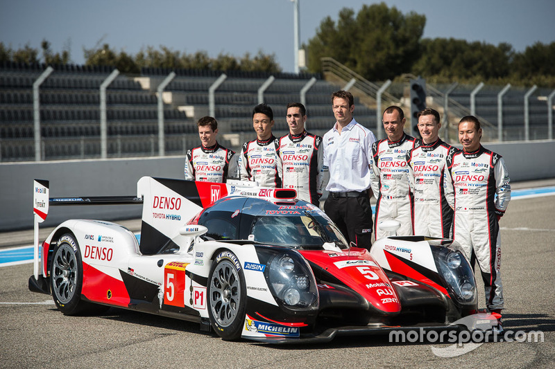 De Toyota TS050 Hybrid 2016 met Alexander Wurz, Anthony Davidson, Sébastien Buemi, Kazuki Nakajima, Stéphane Sarrazin, Mike Conway, Kamui Kobayashi