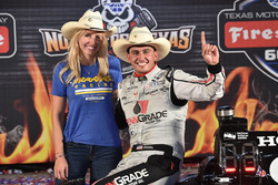 Переможець гонки Грем Рейхол, Rahal Letterman Lanigan Racing Honda, з дружиною Кортні Форс