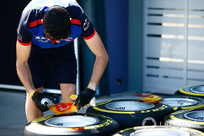 Scuderia Toro Rosso engineers met de Pirelli soft en supersoft banden