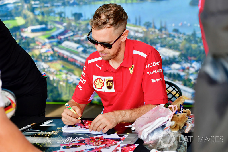 Sebastian Vettel, Ferrari imza dağıtıyor
