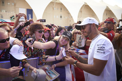Lewis Hamilton, Mercedes AMG F1, imza dağıtıyor