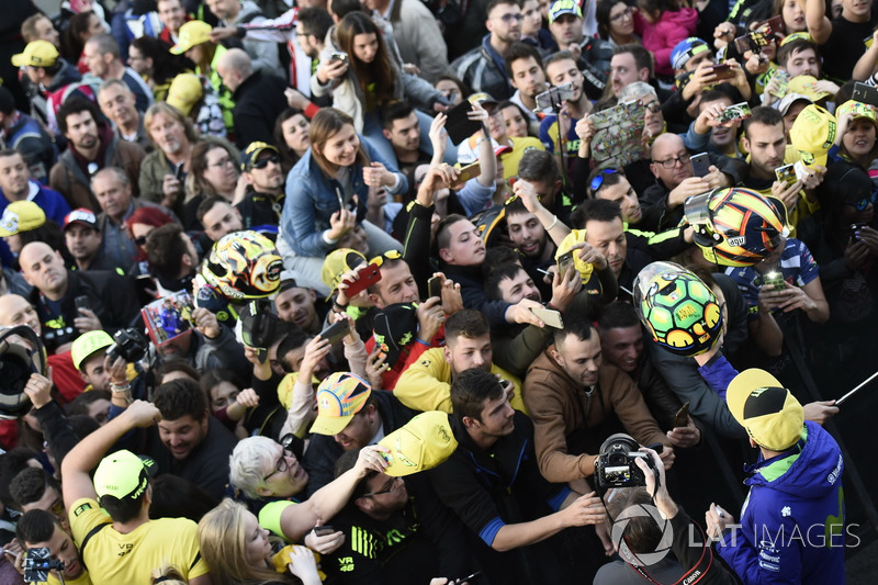 Valentino Rossi, Yamaha Factory Racing con sus fans