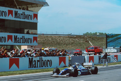 Деймон Хілл, Williams FW16 перетинає картатий прапор та перемагає