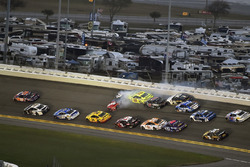 Crash: Kurt Busch, Stewart-Haas Racing Ford Fusion, Ryan Blaney, Team Penske Ford Fusion