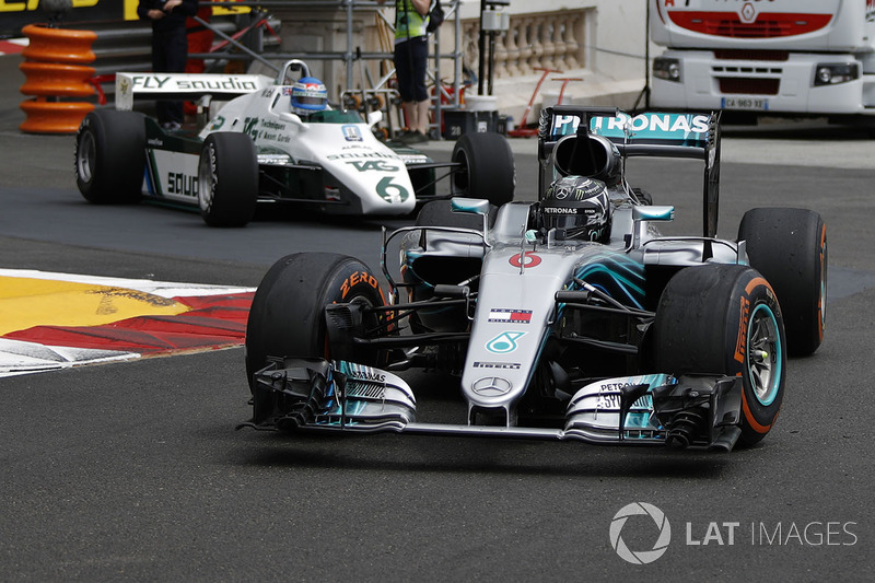 Nico Rosberg, Mercedes-Benz F1 W07 Hybrid precede Keke Rosberg, Williams FW08