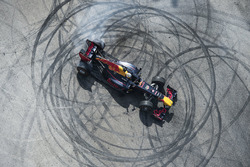 Carlos Sainz Jr. bestuurt de Red Bull RB7 aan het Beirut Waterfront in Libanon