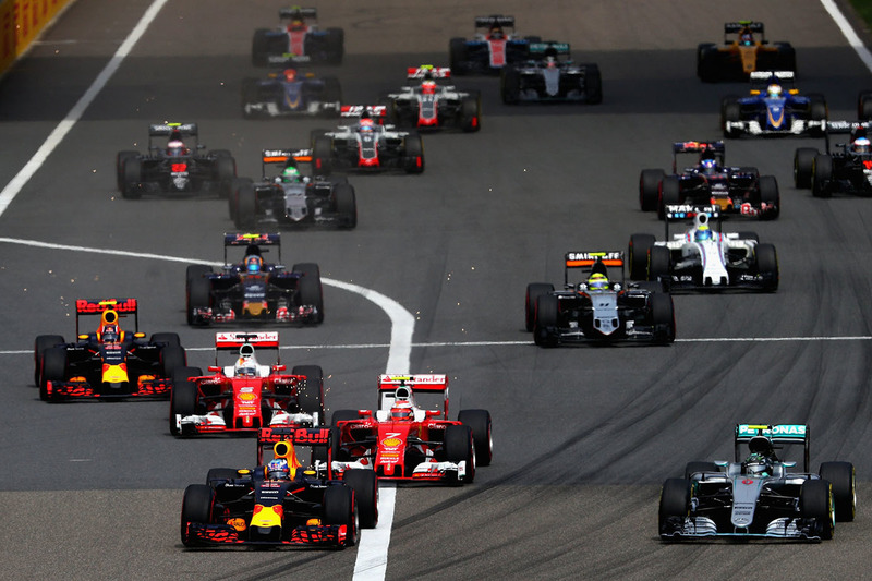 Daniel Ricciardo, Red Bull Racing RB12 pakt de leiding bij de start