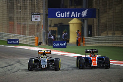 Sergio Perez, Sahara Force India F1 VJM09 und Pascal Wehrlein, Manor Racing MRT05