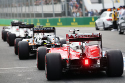 Sebastian Vettel, Ferrari SF16-H, stellt sich an der Schlange zum Boxenausgang an