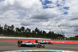 Nico Rosberg, Mercedes AMG F1 W07 Hybrid überholt seinen Teamkollegen Lewis Hamilton, Mercedes AMG F