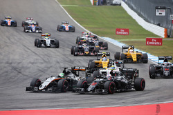 Nico Hulkenberg, Sahara Force India F1 VJM09 en Jenson Button, McLaren MP4-31, bij de start van de r