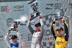 Подіум: переможець Вілл Пауер, Team Penske Chevrolet, другий призер Тоні Канаан, Chip Ganassi Racing