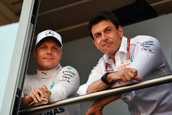 Valtteri Bottas, Mercedes-AMG F1 y Toto Wolff, Mercedes AMG F1 Director de Motorsport
