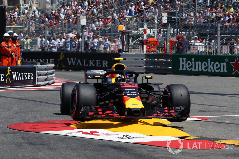 Max Verstappen, Red Bull Racing RB14 crash