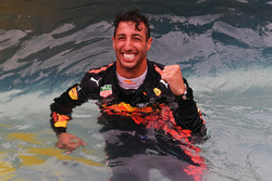 Il vincitore della gara Daniel Ricciardo, Red Bull Racing festeggia nella piscina della Red Bull Racing Energy Station