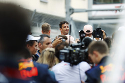 Daniel Ricciardo, Red Bull Racing, smiles on the grid