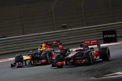 Jenson Button, McLaren MP4-27, ve Sebastian Vettel, Red Bull RB8