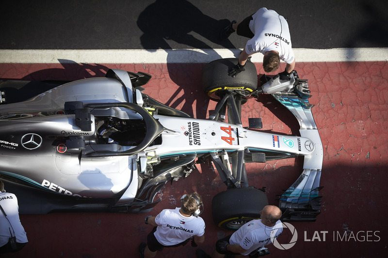 Ingenieros con el coche de Lewis Hamilton, Mercedes AMG F1 W09