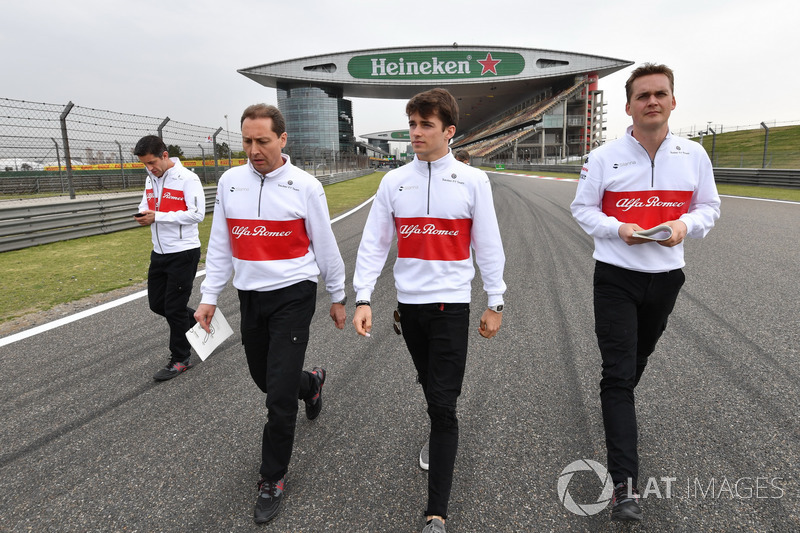 Шарль Леклер, Sauber, йде треком