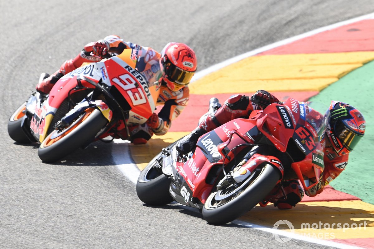 Francesco Bagnaia, Ducati Team terlibat duel dengan Marc Marquez, Repsol Honda, sepanjang race MotoGP Aragon