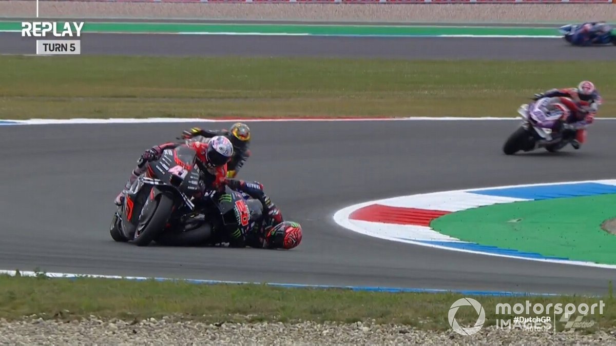 Quartararo, 5. virajda düşerek Espargaro'ya çarpıyor
