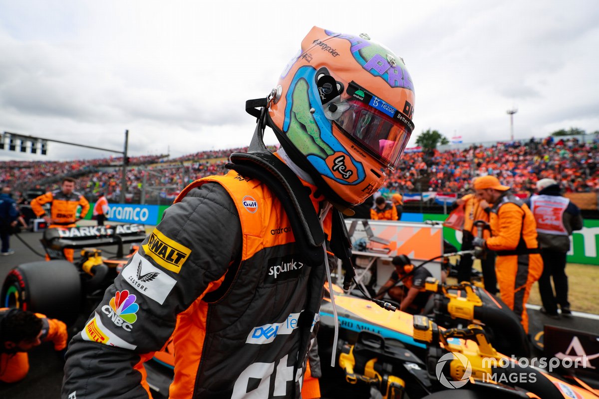 Daniel Ricciardo, McLaren, arrive sur la grille