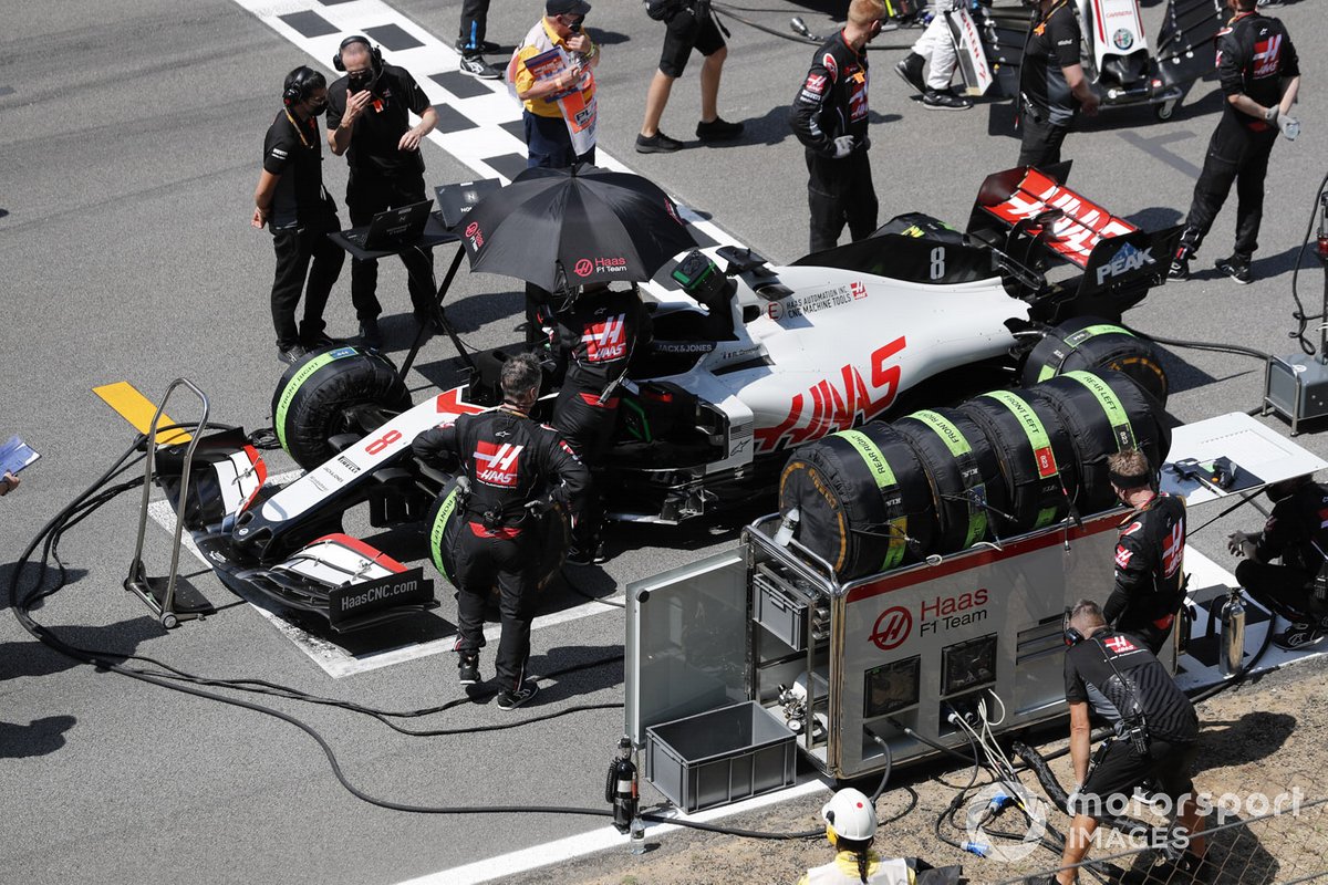 Mechanics prepare the car of Romain Grosjean, Haas VF-20, on the grid