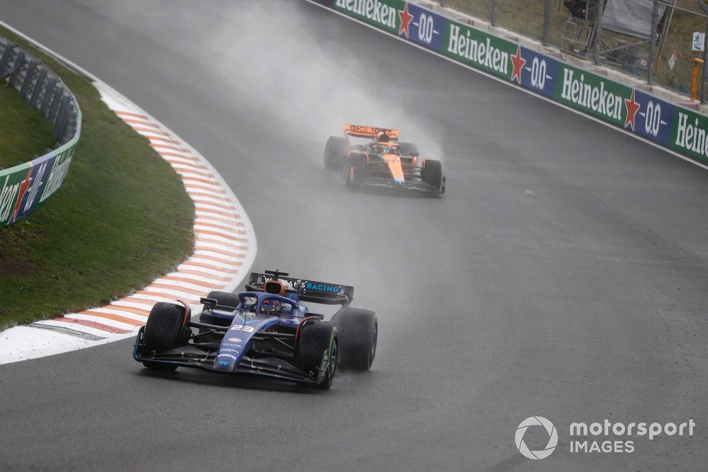 Alex Albon, Williams FW45, Oscar Piastri, McLaren MCL60