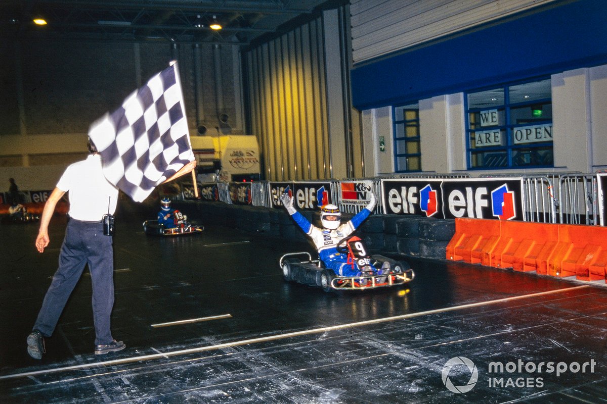 Winnaar Allan McNish komt juichend over de streep