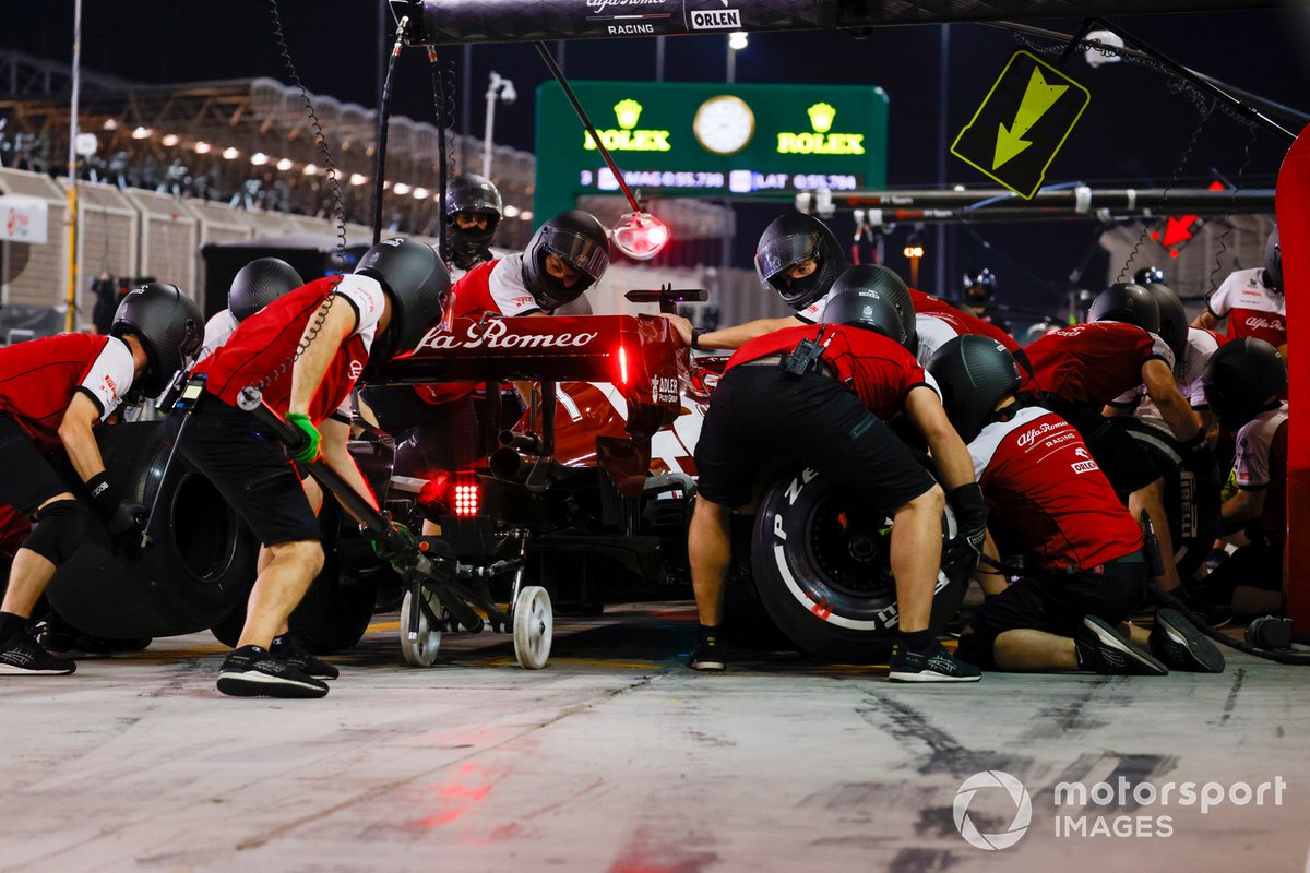 Kru Alfa Romeo Racing saat melakukan prosedur pit stop terhadap mobil pembalap Kimi Raikkonen.