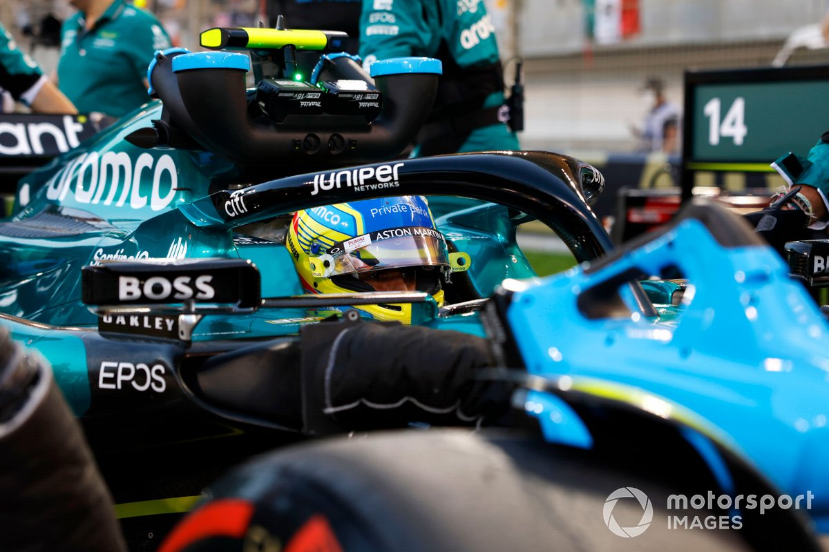Fernando Alonso, Aston Martin AMR23, en la parrilla de salida