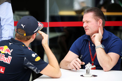 (L naar R): Max Verstappen, Red Bull Racing, met zijn vader Jos Verstappen