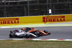 Felipe Massa, Williams FW40, collides, Stoffel Vandoorne, McLaren MCL32, leading to the latter drive