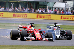 Sebastian Vettel, Ferrari SF70H, con un pinchazo