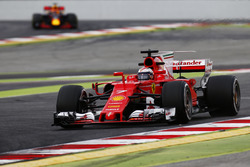 Kimi Räikkönen, Ferrari SF70H; Max Verstappen, Red Bull Racing RB13