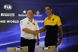 Zak Brown, McLaren Executive Director en Cyril Abiteboul, Renault Sport F1 Managing Director in de p