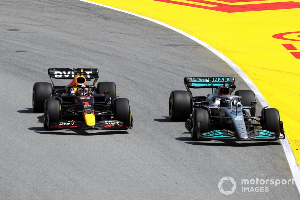 Max Verstappen, Red Bull Racing RB18 e George Russell, Mercedes W13 in battaglia