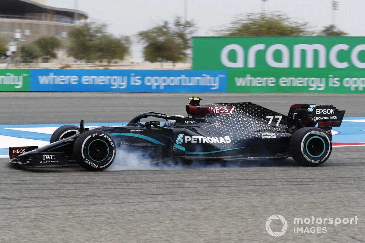 Valtteri Bottas, Mercedes F1 W11, locks up