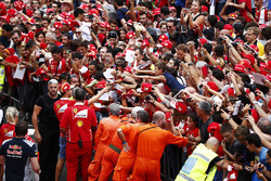 Sebastian Vettel, Ferrari, memberikan tandatangan ke fans