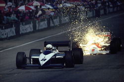 Piloto Andrea de Cesaris, Brabham saca chispas y caen en Stefan Johansson, McLaren