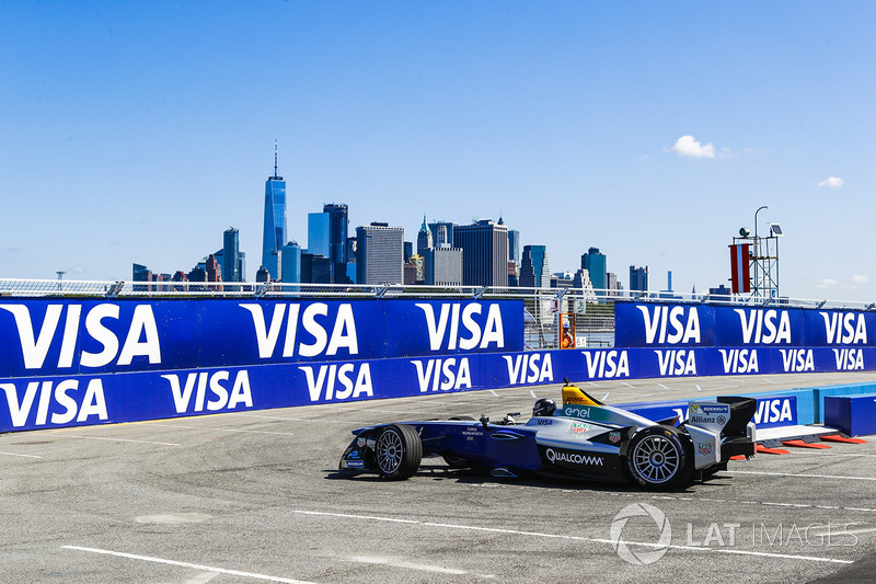 Chris Hemsworth guida una vettura di Formula E