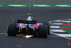 Scintille dalla monoposto di Carlos Sainz Jr., Scuderia Toro Rosso STR12