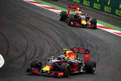 Макс Ферстаппен, Red Bull Racing RB12 випереджає товарише по команді Даніеля Ріккардо, Red Bull Raci