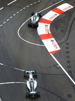 Ніко Росбергпопереду Льюіса Хемілтона, Mercedes AMG F1 W07 Hybrid