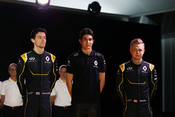 (L nach R): Jolyon Palmer, Renault F1 Team mit Esteban Ocon, Renault F1 Team Testfahrer und Kevin Magnussen, Renault F1 Team