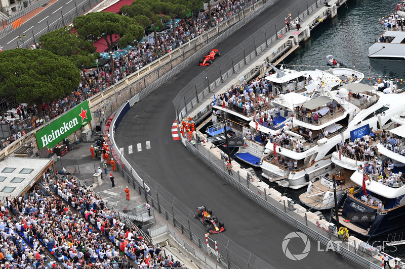 Даніель Ріккардо, Red Bull Racing RB14 попереду Себастьяна Феттеля, Ferrari SF71H