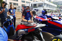 Brendon Hartley, Toro Rosso, dev bir Honda anahtarını imzalıyor