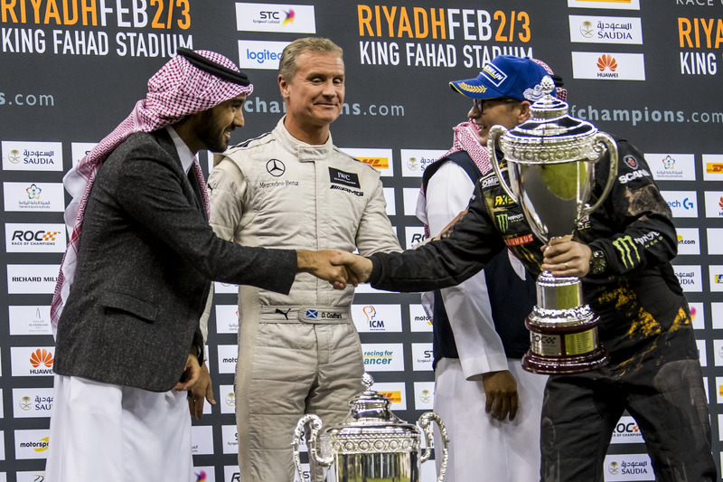 Il secondo classificato Petter Solberg riceve il suo trofeo da Abdulaziz bin Turki Al Saud