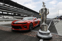 Borg-Warner Trophy und Chevrolet Camaro